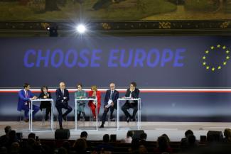 La présidente de Signal, Meredith Whittaker (2e g), la chercheuse en médecine génétique Mona Nemer (4e d), le PDG de Valeo Christophe Perillat (3e gg, le chercheur au CERN, Mark Thomson (2e d), le PDG d'ASML Christophe Fouquet (g) participent à une table ronde lors de la conférence "Choose Europe for Science" à l'Université de La Sorbonne, le 5 mai 2025 à Paris