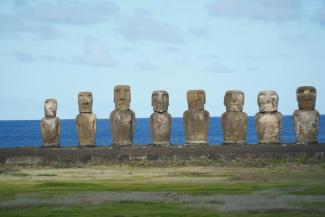 Un alignement de Moaï sur l'île de Pâques, le 5 aoput 2022 *