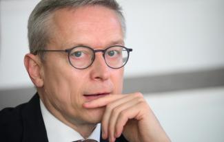Bundesdigitalminister Karsten Wildberger (CDU) setzt beim Thema Künstliche Intelligenz auf eine enge Partnerschaft mit den USA. Europa müsse Zugang haben zu Chips und KI-Modellen, sagte der Minister am Rande eines Besuchs in Washington.