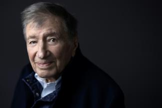 Le professuer Etienne-Emile Baulieu, dans son bureau de l'hopital Kremlin-Bicêtre (banlieue parisienne), le 17 mars 2023