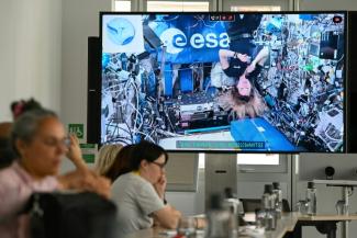 Sophie Adenot sur un écran lors d'un échange avec des journalistes au siège de l'ESA à Paris le 2 septembre 2026
