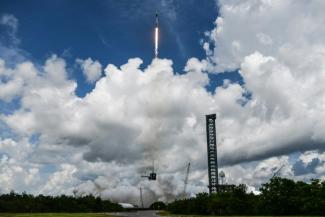 Une fusée de SpaceX transportant la capsule Crew Dragon décolle du Centre spatial Kennedy de la Nasa, en Floride, le 1er août 2025.