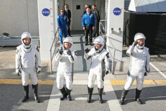 Die Internationale Raumstation ISS bekommt eine neue Besatzung: Vier Astronauten starteten an Bord einer Dragon-Kapsel des Unternehmens SpaceX ins All.