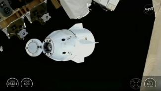 Capture d'écran d'une vidéo de la Nasa montrant la capsule Dragon de SpaceX se quittant la Station spatiale internationale (ISS), le 14 janvier 2026