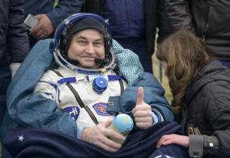 Cette photo fournie par la Nasa montre le cosmonaute russe Alexeï Ovchinin transporté pour des examens médicaux juste après qu'il a atterri avec son compatriote Ivan Vagner et l'austronaute américain Don Pettit à bord de leur vaisseau Soyouz MS-26 au Kazakhstan le 20 avril 2025