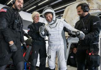 Nach fast fünf Monaten an Bord der Internationalen Raumstation ISS sind vier Astronauten auf die Erde zurückgekehrt. Die Dragon-Kapsel von SpaceX mit den vier Raumfahrerinnen und Raumfahrern an Bord landete vor der US-Küste im Pazifik.