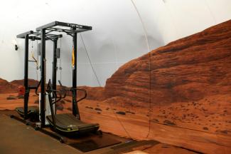 La salle de sport à l'intérieur du "Mars Dune Alpha", un habitat imprimé en 3D conçu pour servir à des missions d'entraînement à la vie sur Mars, le 11 avril 2023 à Houston (Texas), aux Etats-Unis