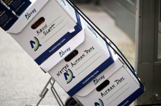 Des cartons de documents juridiques acheminés au palais de justice fédéral d'Oakland pour le procès intenté par Elon Musk contre OpenAI, le 12 mai 2026 en Californie