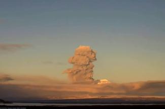 Un immense panache de cendres se dégage du volcan Chiveloutch, sur la péninsule russe du Kamtchatka, le 28 janvier 2026