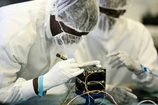 Des ingénieurs sénégalais travaillent sur une partie du satellite Gaindesat-1B au Centre spatial universitaire de Montpellier (CSUM), dans le sud de la France, le 4 septembre 2026
