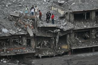 Vor dem verheerenden Gletscherabbruch in Nepal und der darauffolgenden tödlichen Sturzflut war es auf dem betroffenen Himalaya-Gletscher nach Berechnungen von Klimaforschern außergewöhnlich warm.