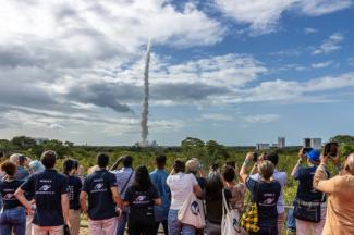 Des spectateurs regardent le décollage de la fusée Ariane 6 à Kourou, en Guyane, le 9 juillet 2024