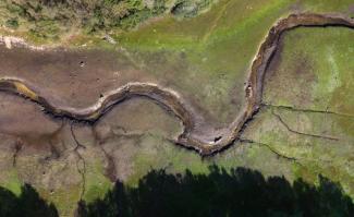 Vue aérienne du lac du Drennec, dans le Finistère, rempli à seulement un tiers de sa capacité, le 14 octobre 2026