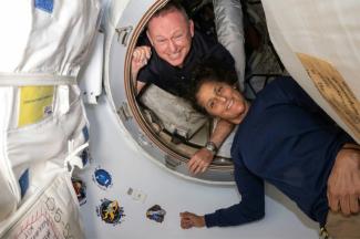 Les astronautes Butch Wilmore et Suni Williams dans la Station spatiale internationale, sur une photo publiée par la Nasa le 2 juillet 2024