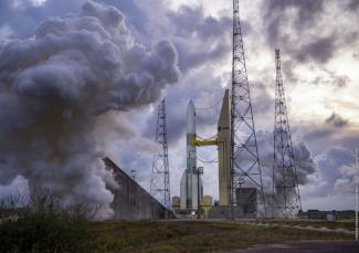 Vier Jahre später als eigentlich geplant soll am Dienstag Europas neue Trägerrakete erstmals ins All starten. Die Ariane 6 soll um 15.00 Uhr Ortszeit (20.00 Uhr MESZ) von Kourou in Französisch-Guayana zu ihrem Jungfernflug abheben.