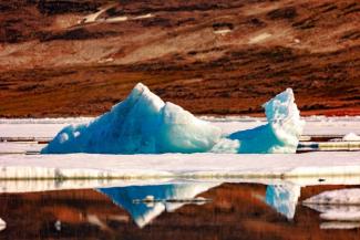 Die Temperatur in der Arktis ist einer neuen Studie zufolge in den vergangenen 40 Jahren fast vier Mal so schnell gestiegen wie im globalen Durchschnitt. Im Schnitt erwärmte sich die Arktis um 0,75 Grad pro Jahrzehnt, wie aus der am Donnerstag in der Fachzeitschrift "Communications Earth & Environment" veröffentlichten Studie von Wissenschaftlern aus Norwegen und Finnland hervorgeht.