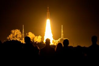 Nach mehreren gescheiterten Versuchen hat die US-Raumfahrtbehörde Nasa die unbemannte Mondmission Artemis 1 gestartet. Die neue Riesenrakete vom Typ SLS hob erstmals am Weltraumbahnhof Kennedy Space Center in Florida ab und brachte eine Orion-Kapsel ins All.
