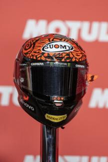 Le casque du pilote italien Francesco Bagnaia présenté lors d'une conférence de presse dans le cadre du GP Moto GP de Barcelone le 14 novembre 2024 à Montmelo