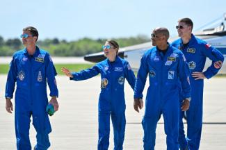Reid Wiseman, Christina Koch, Victor Glover et Jeremy Hansen (de gauche à droite) arrivent en Floride, quelques jours avant leur mission vers la Lune, le 27 mars 2026