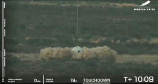 Image tirée d'une retransmission de Blue Origin montrant la capsule Blue Shepard avec l'équipage de la mission NS-26, lors de son atterrissage après avoir décollé du site de lancement 1, le 29 août 2024 au nord de Van Horn, au Texas