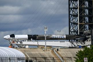 Une fusée Falcon 9 de SpaceX avec la capsule Crew Dragon Resilience au Centre spatial Kennedy, avant la mission Polaris Dawn, à Cap Canaveral, le 27 août 2024 en Floride