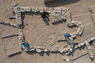 Israelische Archäologen haben am Mittwoch eine seltene antike Moschee enthüllt. Die Überreste der Moschee sind vermutlich 1200 Jahre alt und wurden bei Bauarbeiten in der Beduinenstadt Rahat im Süden des Landes entdeckt, wie die israelische Altertümerbehörde (IAA) mitteilte. Laut der Behörde gibt der Fund in der Wüste Negev Aufschluss über den Übergang vom Christentum zum Islam in der Region.