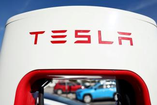 Der US-Elektrowagen-Konzern Tesla will im Sommer sein selbstfahrendes Robotaxi vorstellen.