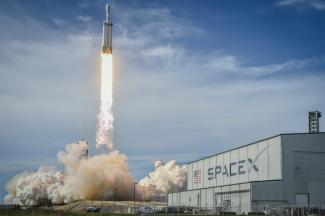 Mit einem neuen Satelliten wollen die USA die Vorhersage von Sonnenstürmen verbessern. Eine Falcon-Heavy-Rakete des Raumfahrtunternehmens SpaceX brachte den Satelliten vom Weltraumbahnhof Kennedy Space Center im Bundesstaat Florida ins All.