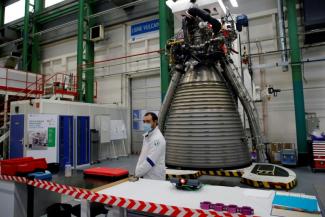 Devant un moteur de la fusée Ariane 6, Vulcain 2.1, sur le site de Vernon (Normandie), le 12 janvier 2021
