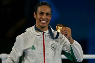 La boxeur algérienne Imane Khelif pose avec sa médaille d'or à l'issue du concours olympique dans la catégorie des -66 kg le 9 août 2024 à Paris