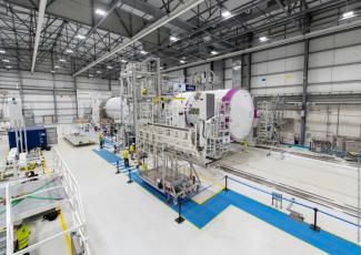 Photo diffusée par Arianespace-Esa-Cnes, le 21 juin 2022, du corps centrale de la fusée Ariane 6 dans le hall d'assemblage de la base spatiale de Kourou, en Guyane française