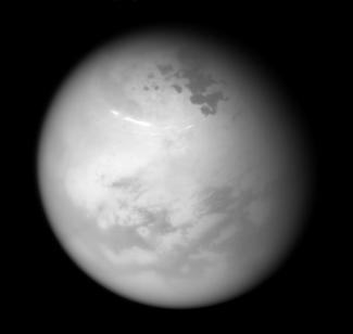 Image diffusée par la Nasa, le 15 juin 2017, de Titan prise par la sonde Cassini, le 9 juin 2017, à plus de 500.000 km de distance avec un filtre infra-rouge