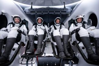 Les quatre membres d'équipage de la mission Polaris Dawn, (de gauche à droite) Anna Menon, Scott Poteet, Jared Isaacman et Sarah Gillis, à bord d'une capsule de SpaceX lors d'une répétition générale, le 25 août 2024 à Cap Canaveral en Floride