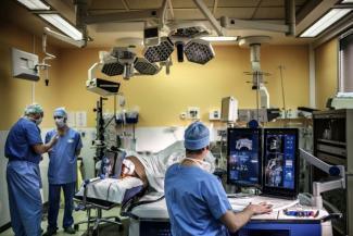 Un chirurgien pratique une tumorectomie assisté d'un robot à l'hôpital Edouard Herriot à Lyon, le 10 avril 2014