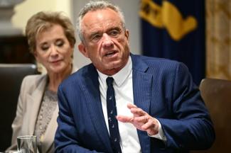 Mehrere ehemalige Leiter der US-Gesundheitsbehörde CDC haben vor dem Gesundheitsminister und Impfkritiker Robert F. Kennedy gewarnt. "Kennedy gefährdet die Gesundheit aller Amerikaner", erklärten die neun ehemaligen CDC-Chefs in der "New York Times".