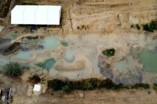 Vue aérienne du site de fouilles à Angeac-sur-Charente, le 19 juillet 2025 en Charente