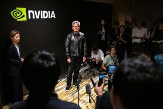 Eine schwarze Lederjacke von Nvidia-Chef Jensen Huang ist in New York für fast eine Million Dollar versteigert worden. Die Jacke habe 960.000 Dollar (840.000 Euro) eingebracht, teilte das Auktionshaus Sotheby's mit.