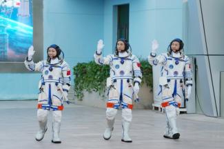 (g-d) Les astronautes de la mission spatiale chinoise Shenzhou-23 Li Jiaying, Zhu Yangzhu et Zhang Zhiyuan saluent la foule lors d'une cérémonie de départ au Centre de lancement de satellites de Jiuquan, dans le désert de Gobi, au nord-ouest de la Chine, le 24 mai 2025