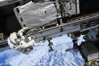 Image fournie par l'ESA, prise le 25 août 2026, de l'astronaute française Sophie Adenot lors d'une sortie dans l'espace pour des réparations sur l'ISS