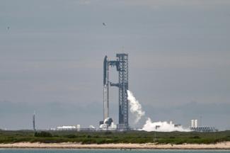 Weiterer Rückschlag für das US-Raumfahrtunternehmen SpaceX von Elon Musk: Nach mehreren missglückten Starts ist ein weiterer Testflug der Riesenrakete Starship abgesagt worden.