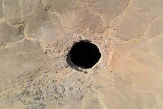 Expedition in den "Höllenbrunnen": Forscher aus dem Oman haben erstmals den Boden einer sagenumwobenen Höhle im Jemen erkundet. Sie stießen auf Schlangen, tote Vögel und Höhlenperlen - Anzeichen für übernatürlichen Phänomene fanden sie hingegen nicht.