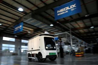 Un véhicule autonome dans l'usine Neolix, le 4 décembre 2025 à Yancheng dans la province chinoise du Jiangsu