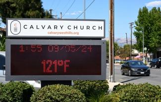 L'écran de l'église Cavalry à Woodland Hills affiche une température de 121 degrés Fahrenheit (49,4 degrés Celsius), le 5 septembre 2024 en Californie