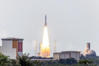 Décollage de la fusée Ariane 6, de l'Agence spatiale européenne (ESA), depuis son pas de tir au Centre spatial de Kourou, le 9 juillet 2024 en Guyane