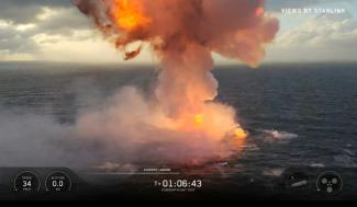 Capture d'écran du live vidéo de SpaceX montrant la chute dans l'océan Indien de la fusée Starship, le 22 mai 2026