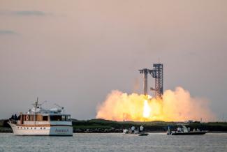 Nach dem erstmals erfolgreichen Wiederauffangen einer Raketenstufe durch das US-Raumfahrtunternehmen SpaceX hat Russland bestritten, mit seinem eigenen Raumfahrtprogramm ins Hintertreffen geraten zu sein.