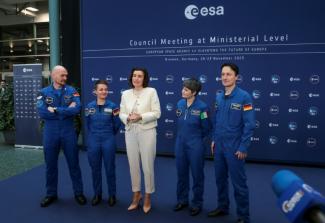 Bei den geplanten Mond-Missionen der US-Raumfahrtbehörde Nasa soll auch ein deutscher Astronaut dabei sein. ESA-Chef Aschbacher entschied sich nach eigenen Angaben "für ESA-Astronauten deutscher, französischer und italienischer Nationalität".