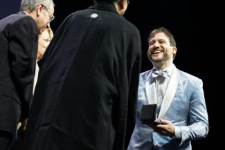 Le mathématicien canadien Jacob Tsimerman recevant la médaille Fields à Philadelphie aux Etats-Unis, le 23 juillet 2026