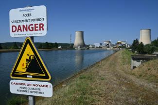 In Frankreich sind wegen der starken Hitze am Sonntag drei Atomreaktoren vorübergehend heruntergefahren und sieben weitere gedrosselt worden.
