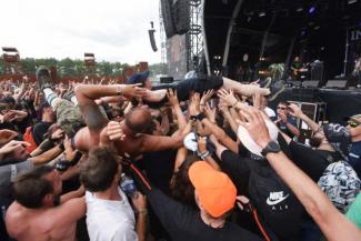 Un chercheur de l'Institut national de recherche en sciences et technologies du numérique de Rennes (casquette orange), le 26 juin 2022 au festival Hellfest à Clisson (Loire-Atlantique)